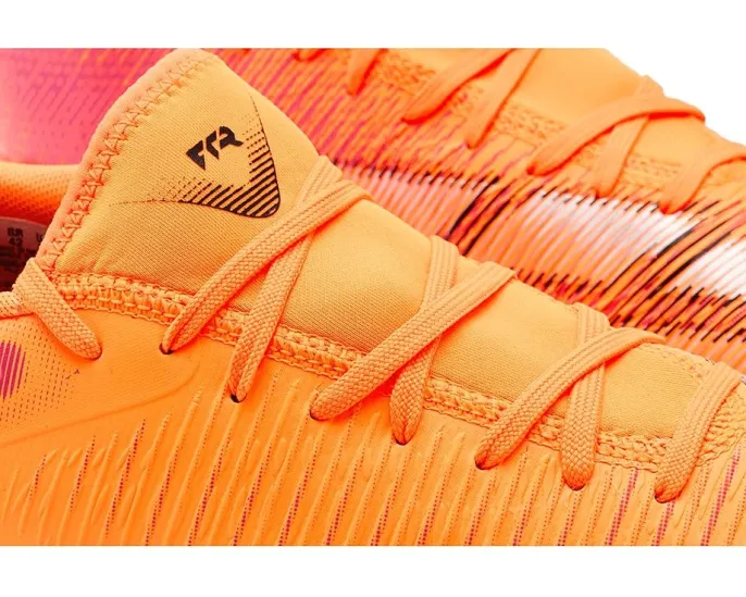 Футбольные бутсы Puma Future 8 Play для залов с искусственной кожей и язычком на липучке