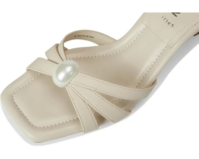 Босоножки Anne Klein Jonelle с жемчужным декором и котячьим каблуком