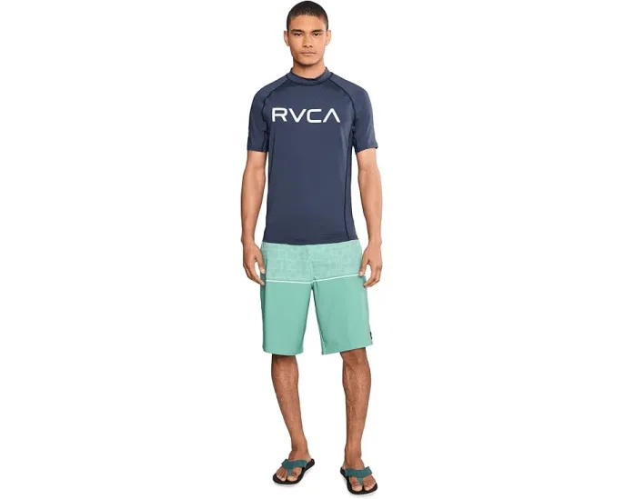 Короткий рашгард RVCA с защитой от солнца