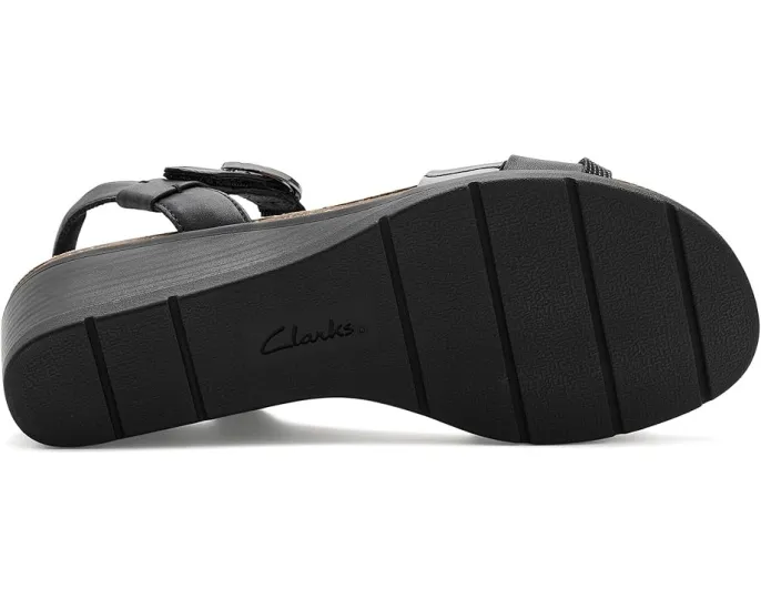 Сандалии Kacha Twist Clarks на низком клине 55 мм с контрастными ремешками и липучкой