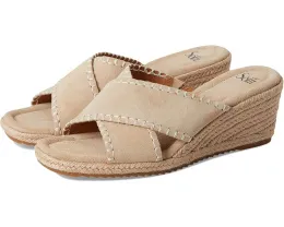 Сандалии Indie от Sofft с X-образным ремешком и плетеным клином