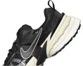 Кроссовки Nike V2K Run в ретро-стиле с массивной подошвой