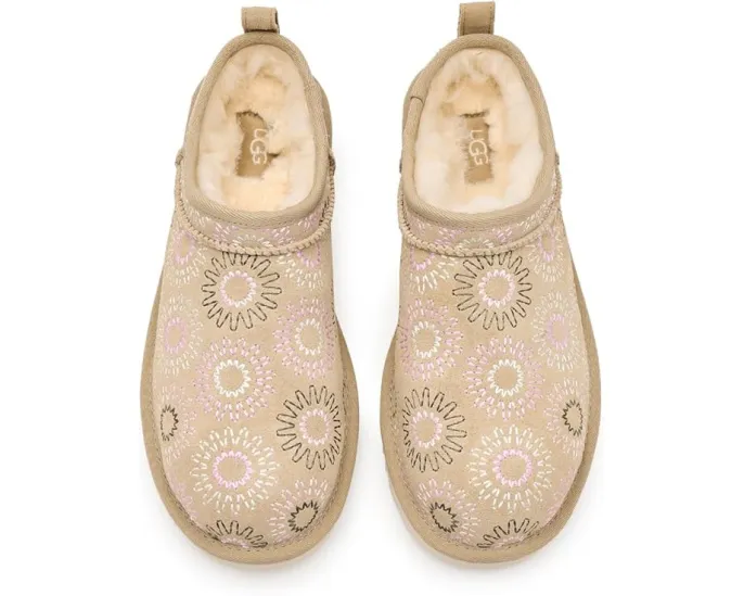 Угги Classic Micro Sun Stitch с вышитым логотипом