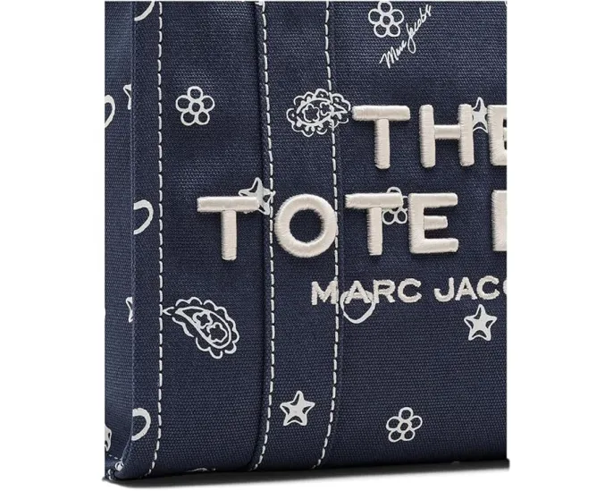 Маленькая сумка тоут The Bandana Canvas с бандана принтом и регулируемым ремнем Marc Jacobs