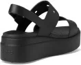 Сандалии Crocs Brooklyn 4U на низком клине с регулируемым ремешком и стелькой из ЭВА