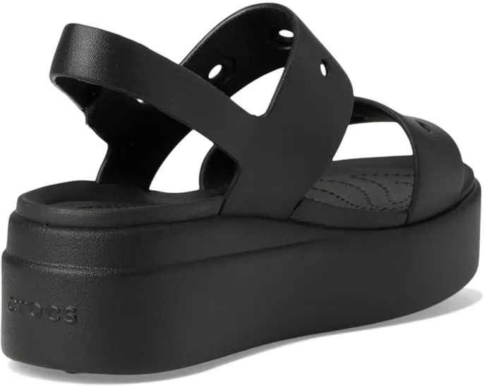 Сандалии Crocs Brooklyn 4U на низком клине с регулируемым ремешком и стелькой из ЭВА