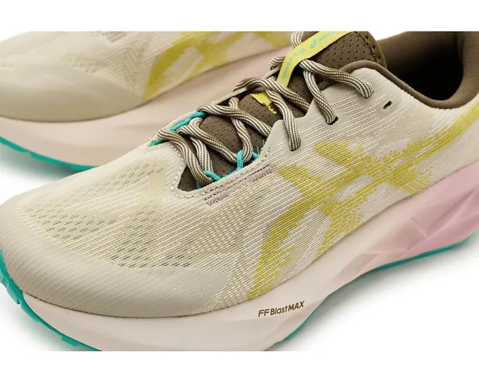 Трейловые кроссовки ASICS Novablast 5 TR