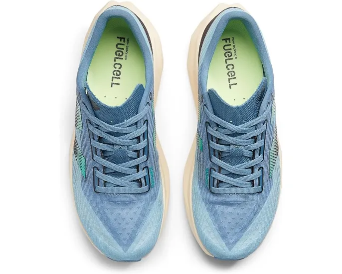 Беговые кроссовки New Balance FuelCell Rebel v4 с пеной FuelCell и светоотражающими элементами