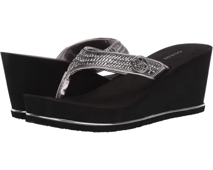 Сандалии GUESS Sarraly на платформе с металлическим декором и танкеткой