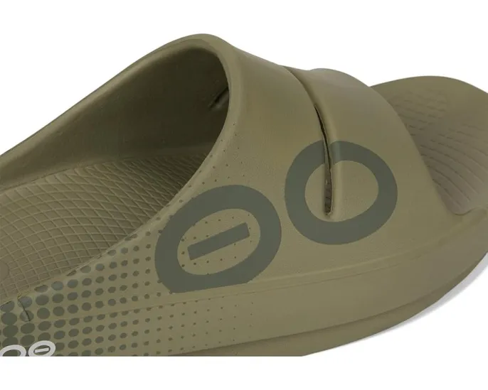 Сланцы Ooahh от OOFOS с технологией OOfoam для восстановления и поддержки свода стопы