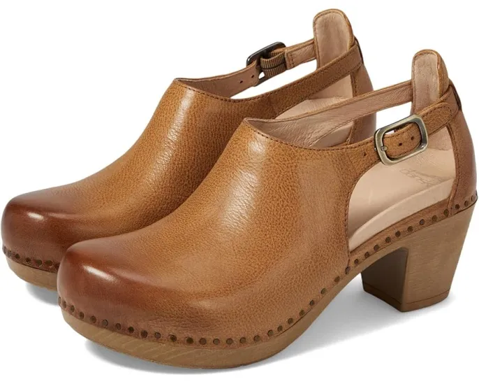 Клоги Dansko Sassy с регулируемой пряжкой и технологией Natural Arch
