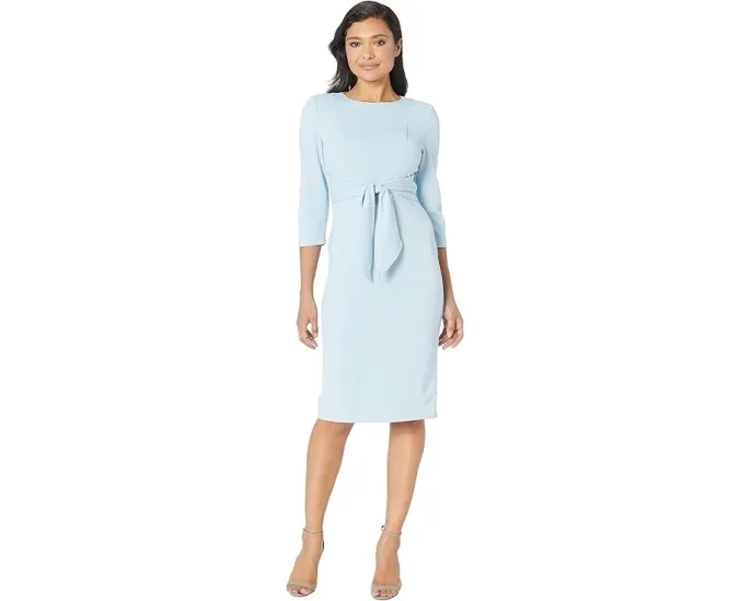 Приталенное платье-футляр из крепового трикотажа с поясом от Adrianna Papell