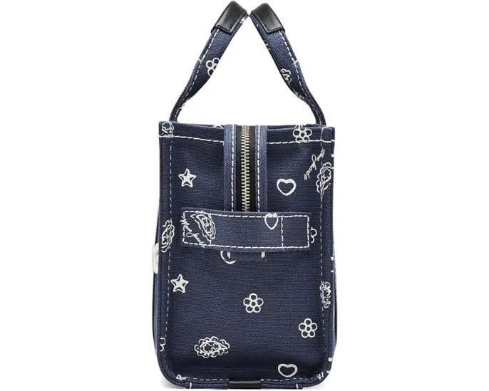 Маленькая сумка тоут The Bandana Canvas с бандана принтом и регулируемым ремнем Marc Jacobs
