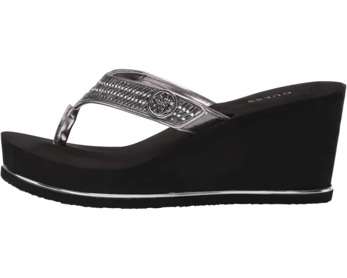 Сандалии GUESS Sarraly на платформе с металлическим декором и танкеткой