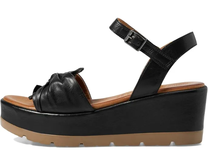 Сандалии Wakefield Spring Step с декоративным цветком из кожи и клиновидным каблуком