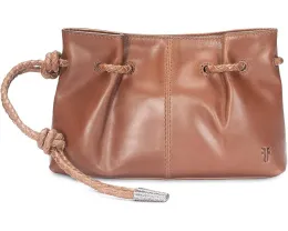 Клатч-браслет Frye Caroline из состаренной кожи на запястье