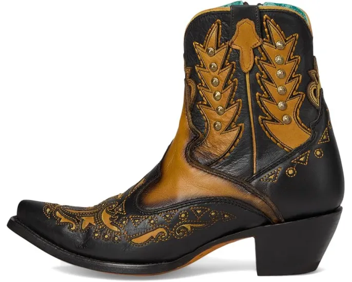 Ботинки Corral A4763 с вышивкой и заклепками на кожаном верхе и каблуком кубинского стиля