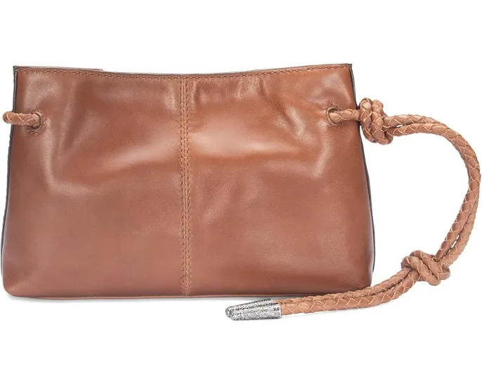 Клатч-браслет Frye Caroline из состаренной кожи на запястье