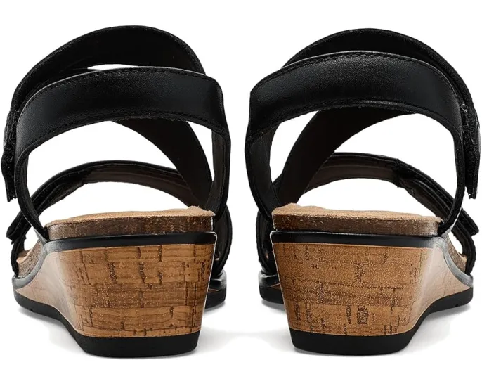 Clarks Kacha Wave сандалии на низком клине из мягкой кожи и контрастными ремешками