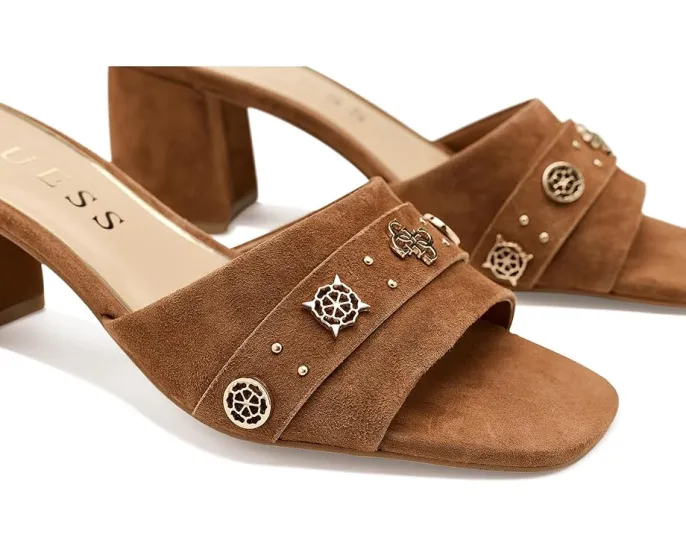 Босоножки на каблуке Gauri с квадратным носком и замшевым верхом от GUESS