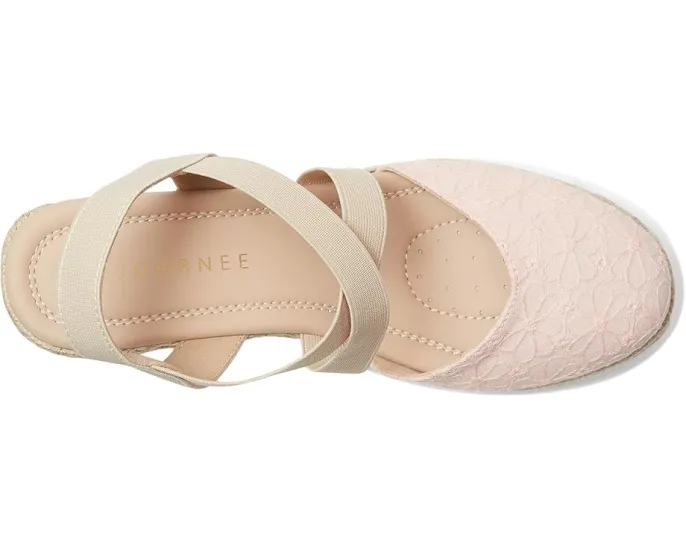 Journee Collection Сандалии Ashlee на танкетке с мягкой стелькой и несколькими ремешками