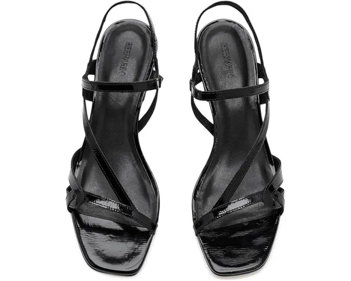 Сандалии Bernardo Gyoda с асимметричным верхом на изогнутом каблуке