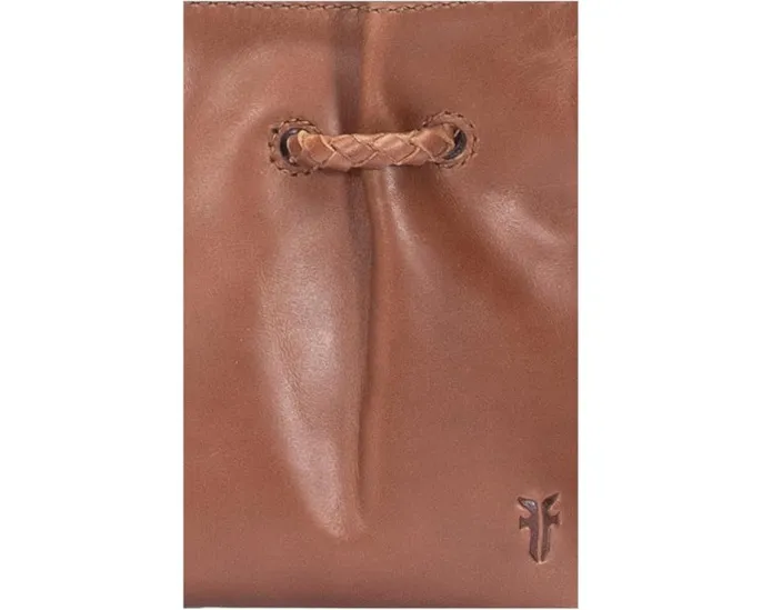 Клатч-браслет Frye Caroline из состаренной кожи на запястье