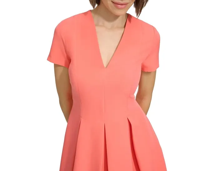 Платье Tommy Hilfiger Fit And Flare с V-образным вырезом и плиссированной юбкой