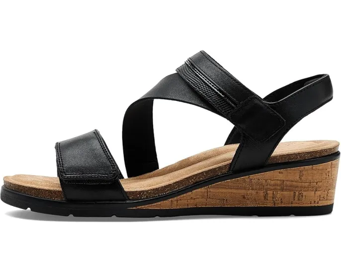 Clarks Kacha Wave сандалии на низком клине из мягкой кожи и контрастными ремешками