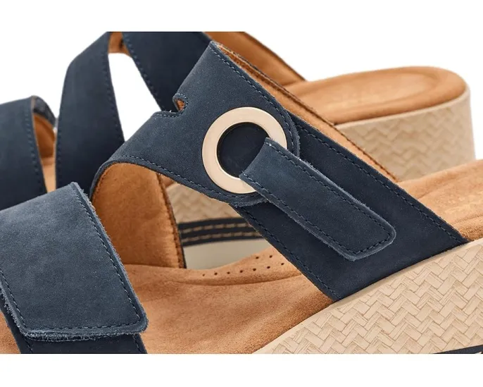 Сандалии Clarks Kidiki Cove на платформе с застежкой велькро