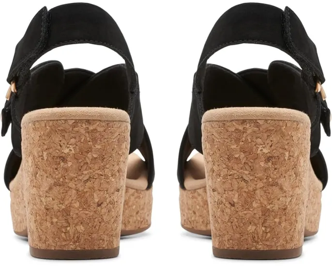 Босоножки Clarks Giselle Dove на клине с перекрещивающимися ремешками