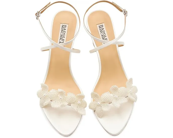 Туфли Badgley Mischka Whitney с цветочным декором из жемчуга и расклешенным каблуком