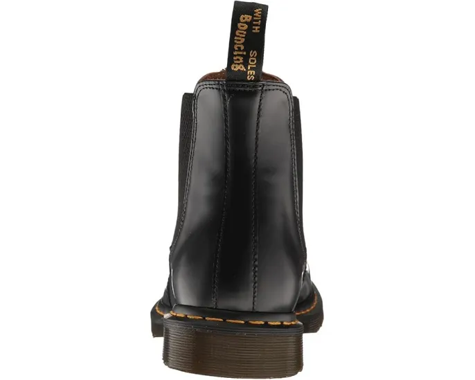 Челси Dr. Martens 2976 Yellow Stitch из гладкой кожи с минималистичным дизайном