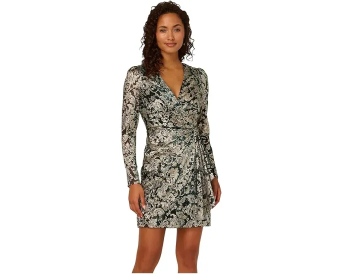 Короткое платье-рап Adrianna Papell с V-образным вырезом и длинными рукавами