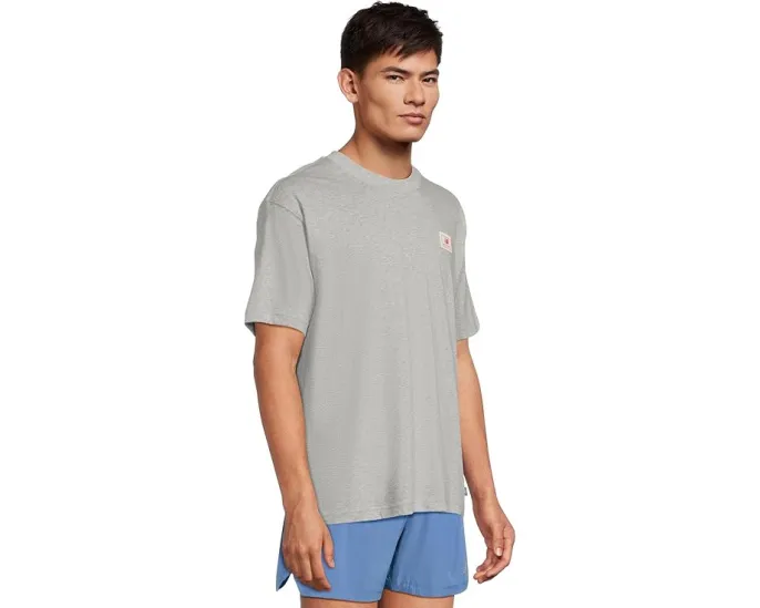 Классическая футболка New Balance Woven Label с тканой этикеткой