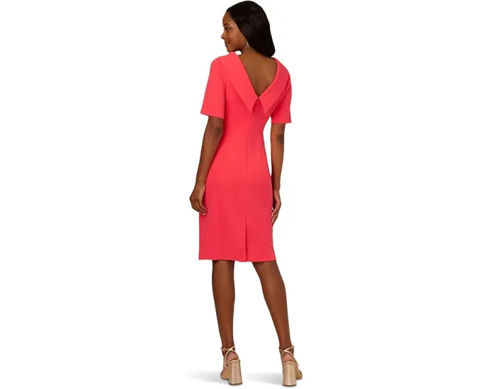 Платье-футляр с воротником-стойкой и V-образной спиной от Adrianna Papell