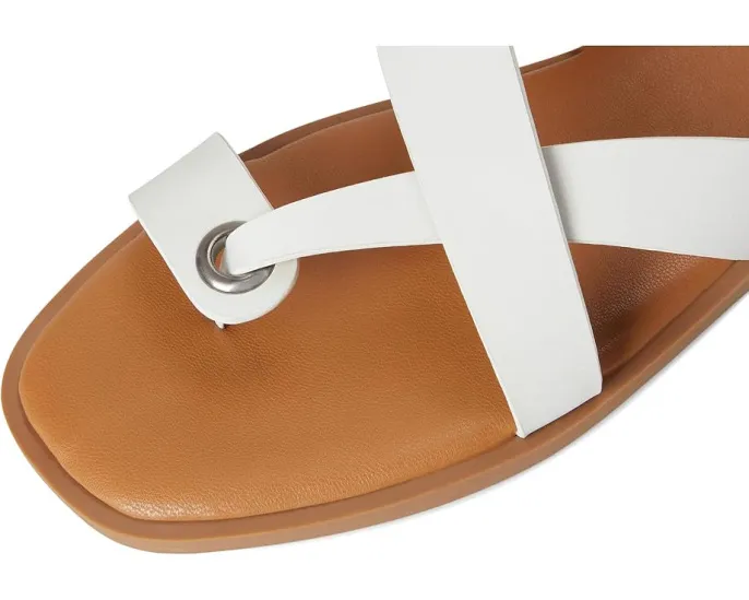 Сандалии Prizzie с кольцом для пальца от Journee Collection