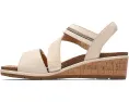 Clarks Kacha Wave сандалии на низком клине из мягкой кожи и контрастными ремешками