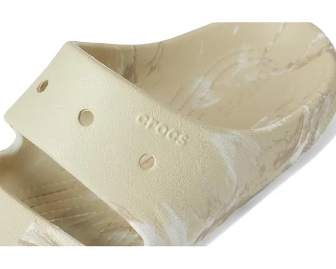 Классические сланцы Crocs с мраморным рисунком и двойными ремешками