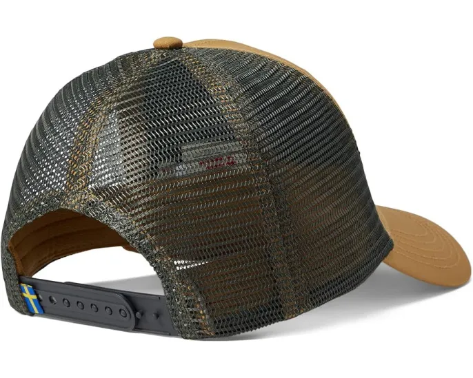 Кепка Fjällräven 1961 Logo Langtradarkeps с сетчатыми вставками из материала G-1000 Eco
