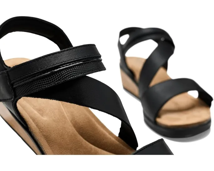 Clarks Kacha Wave сандалии на низком клине из мягкой кожи и контрастными ремешками