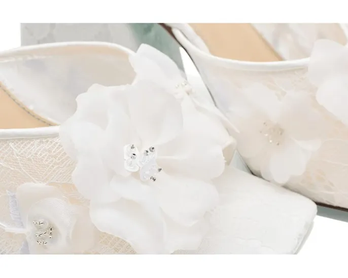 Босоножки Blue by Betsey Johnson Heath на устойчивом каблуке с цветочным ремешком