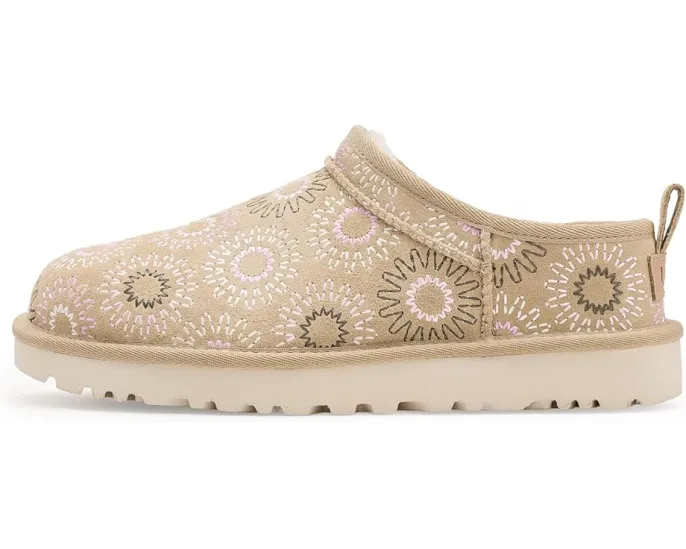 Угги Classic Micro Sun Stitch с вышитым логотипом