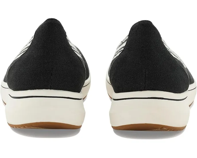 Слипоны Breezesky Air от Clarks с эластичными вставками и стелькой Cloudsteppers