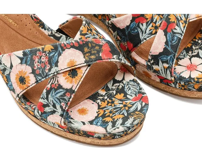 Сандалии Clarks Chicly Floral с контурной стелькой и ремешком на пряжке