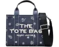 Маленькая сумка тоут The Bandana Canvas с бандана принтом и регулируемым ремнем Marc Jacobs