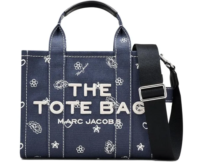 Маленькая сумка тоут The Bandana Canvas с бандана принтом и регулируемым ремнем Marc Jacobs