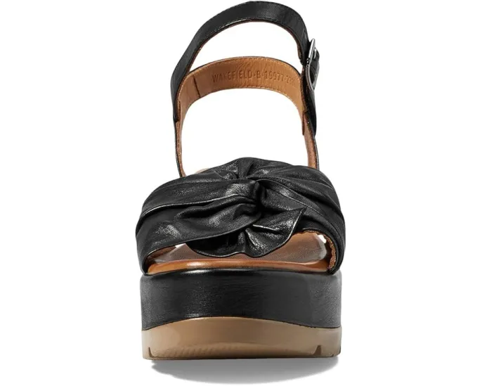 Сандалии Wakefield Spring Step с декоративным цветком из кожи и клиновидным каблуком