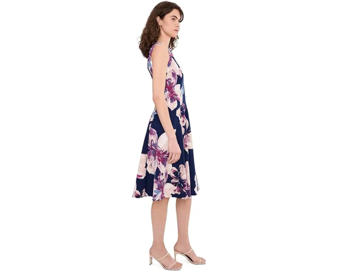 Платье Calvin Klein Sleeveless Floral Fit And Flare с принтом по всей поверхности и застежкой на спине