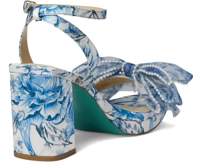 Сандалии Duke от Blue by Betsey Johnson с цветочным декором и устойчивым квадратным каблуком